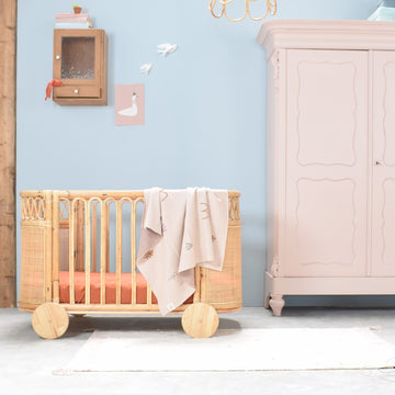 Rotan-ledikantje-verstelbaar-ohsum-babykamer