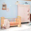 babykamer-scandinavisch-rotan-meegroeibed-babyledikant