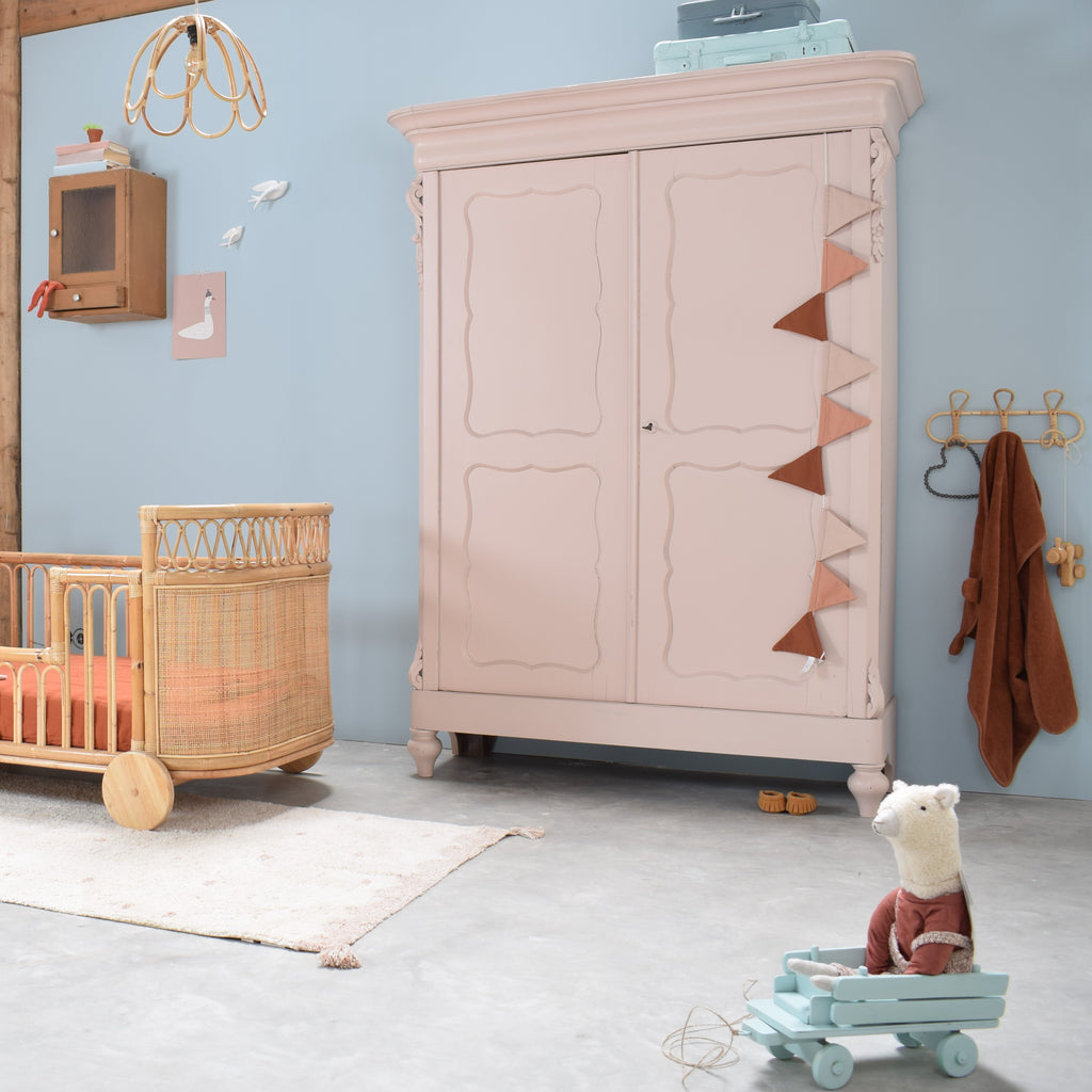 biedermeier-kledingkast-lot-roze-kinderkamer