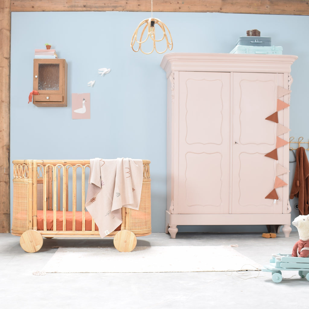 babykamer-kledingkast-kinderkamer-roze-lot