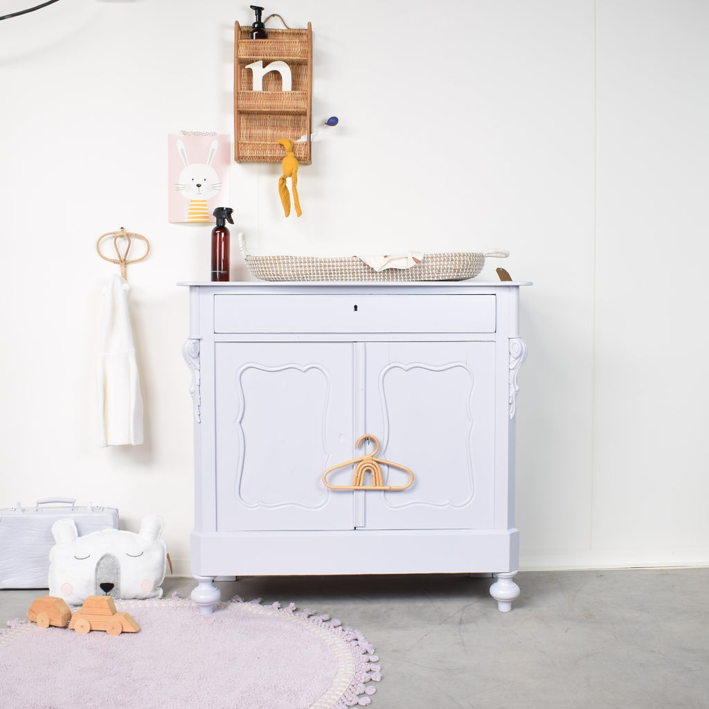 unieke-commode-lila-babykamer-antieke
