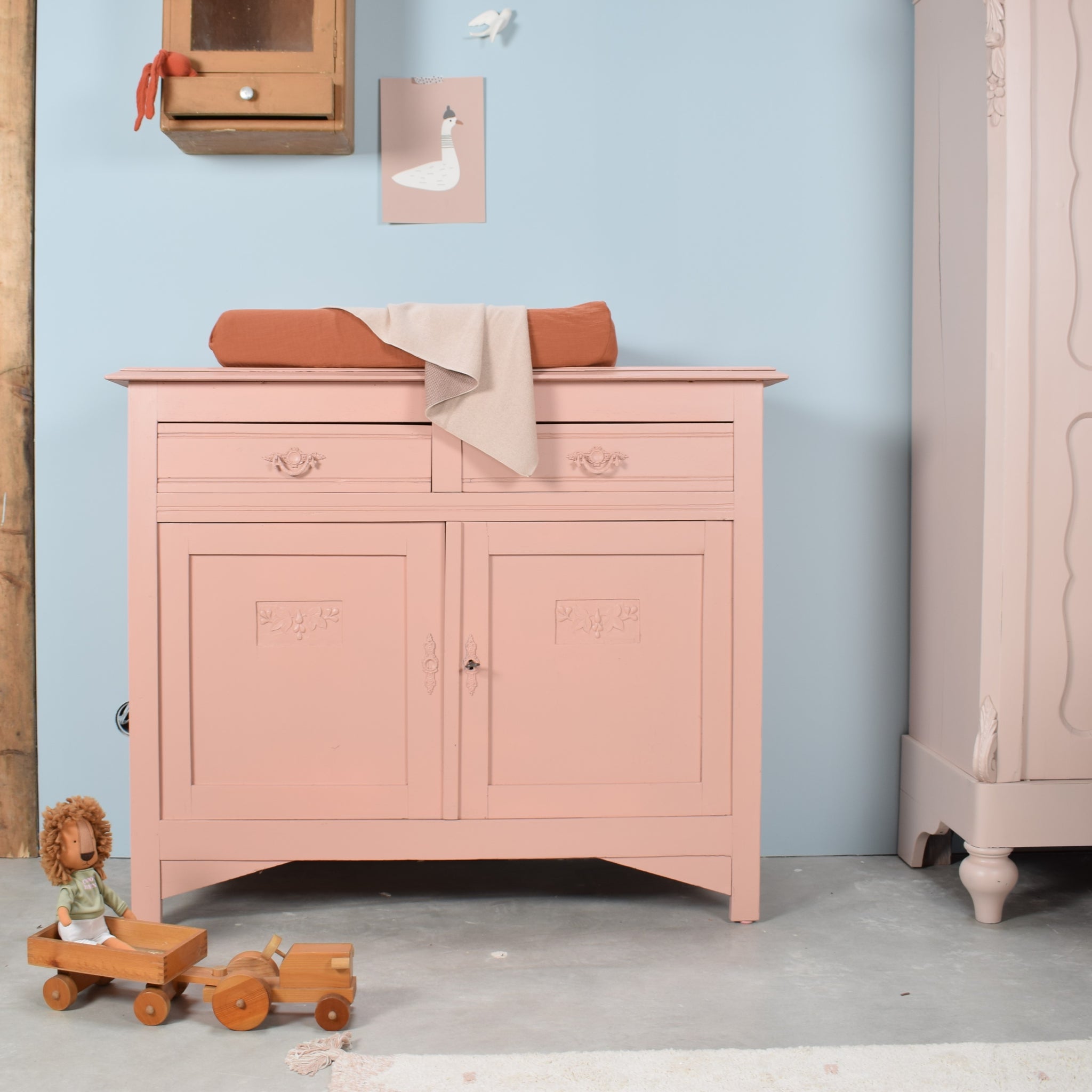 vintage-commode-terra-roze-babykamer