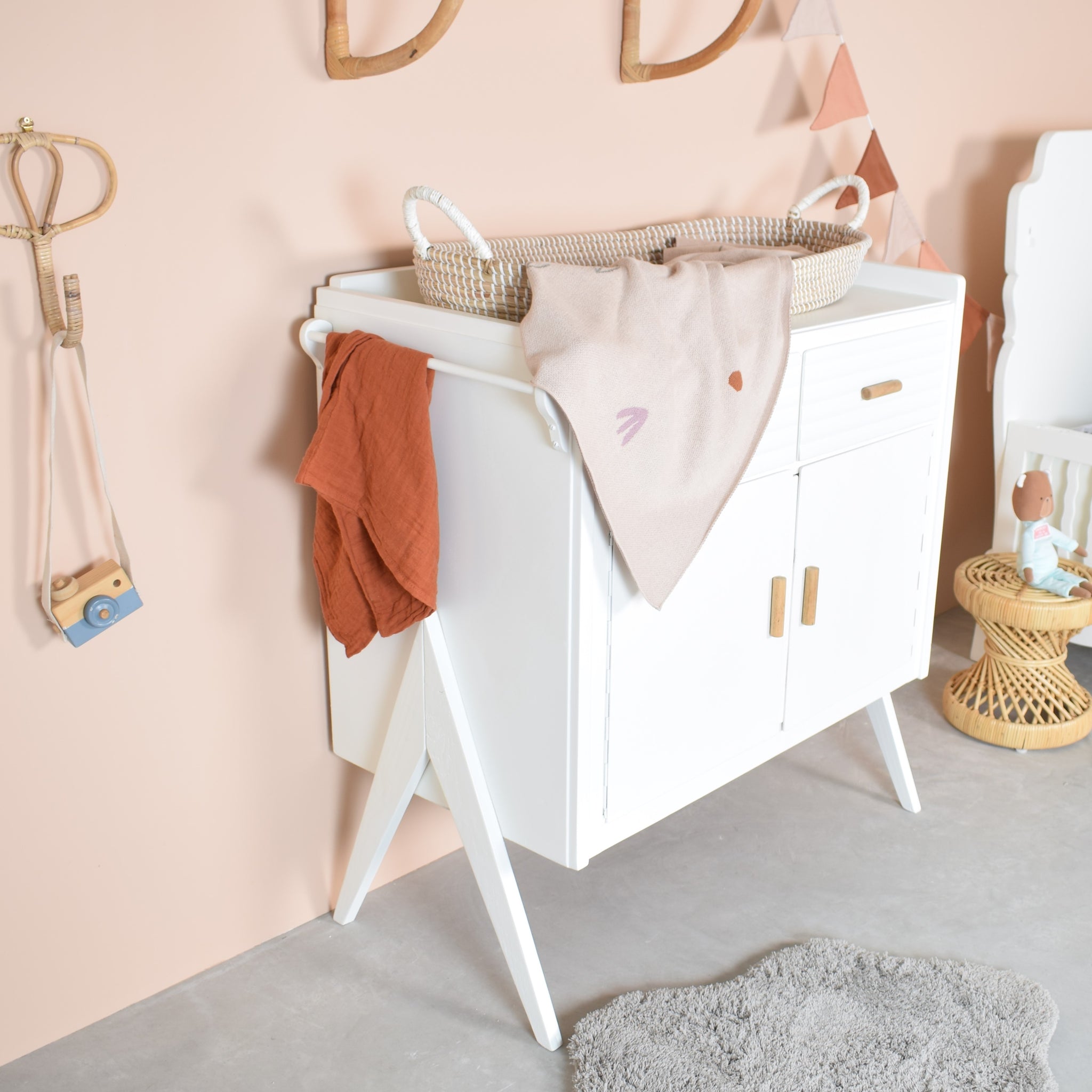 detail-witte-commode-amy-retro