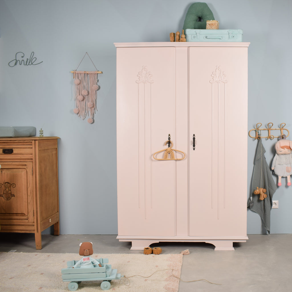 kinderkledingkast-babykamer-vintage-roze-babykamer