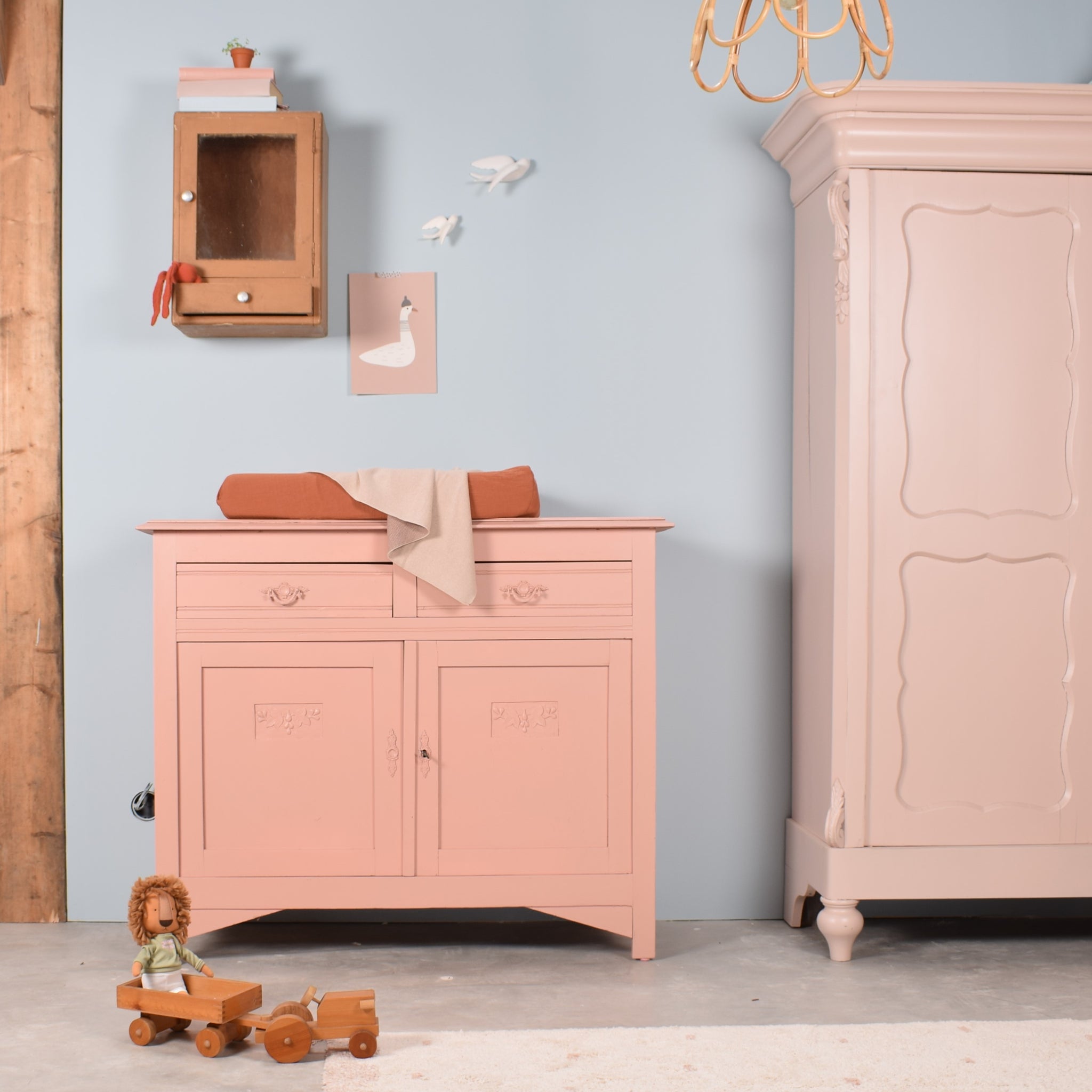 vintage-commode-terra-roze-babykamerstyling