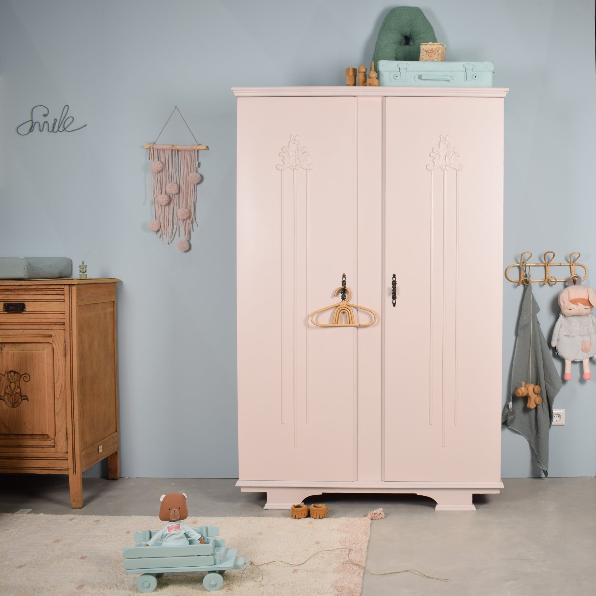 vintage-kledingkast-kinderkamer-roze-inspiratie