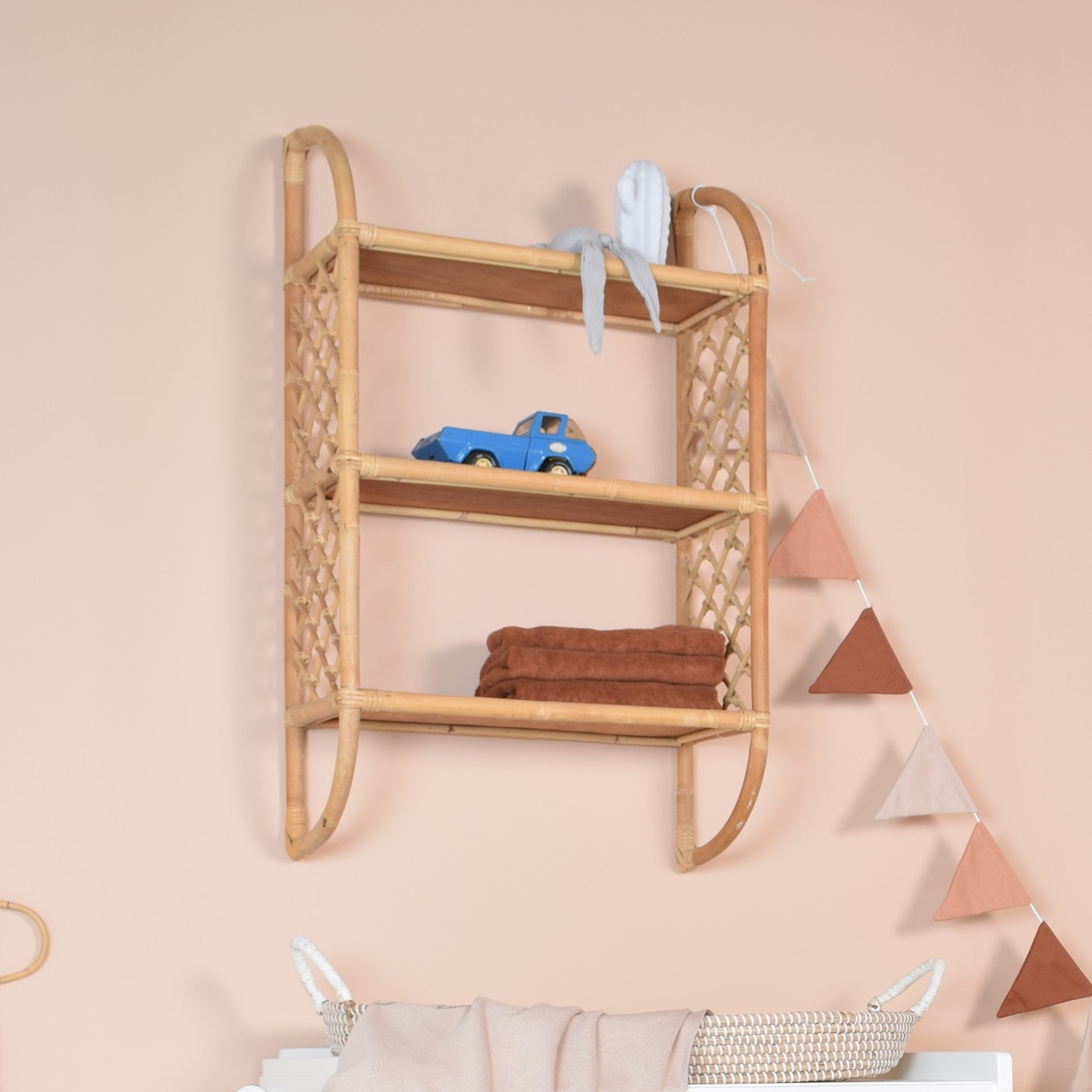 wandrek-rotan-wandplank-kinderkamer-wandkastje