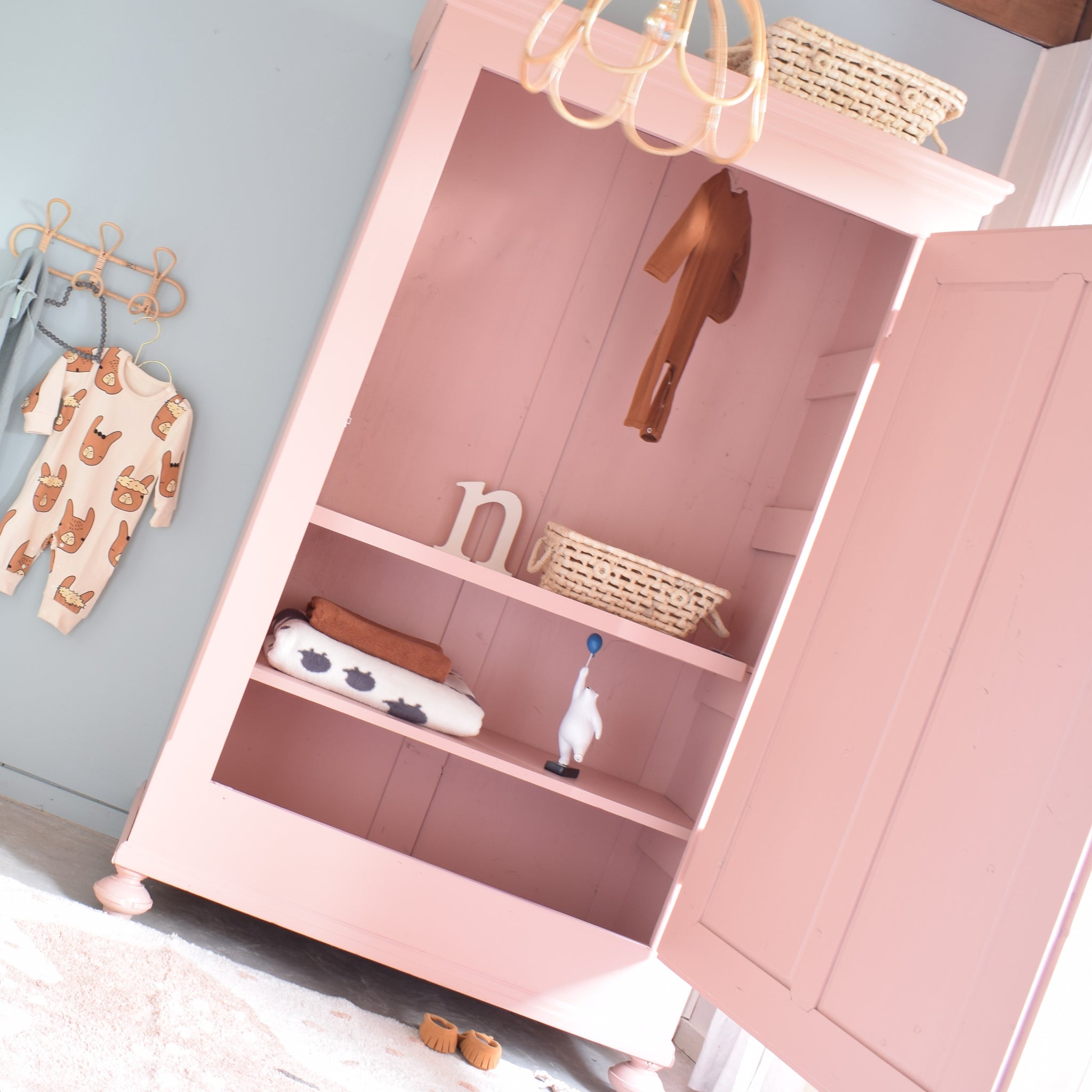 binnenkant-kledingkast-terra-roze-babykamer