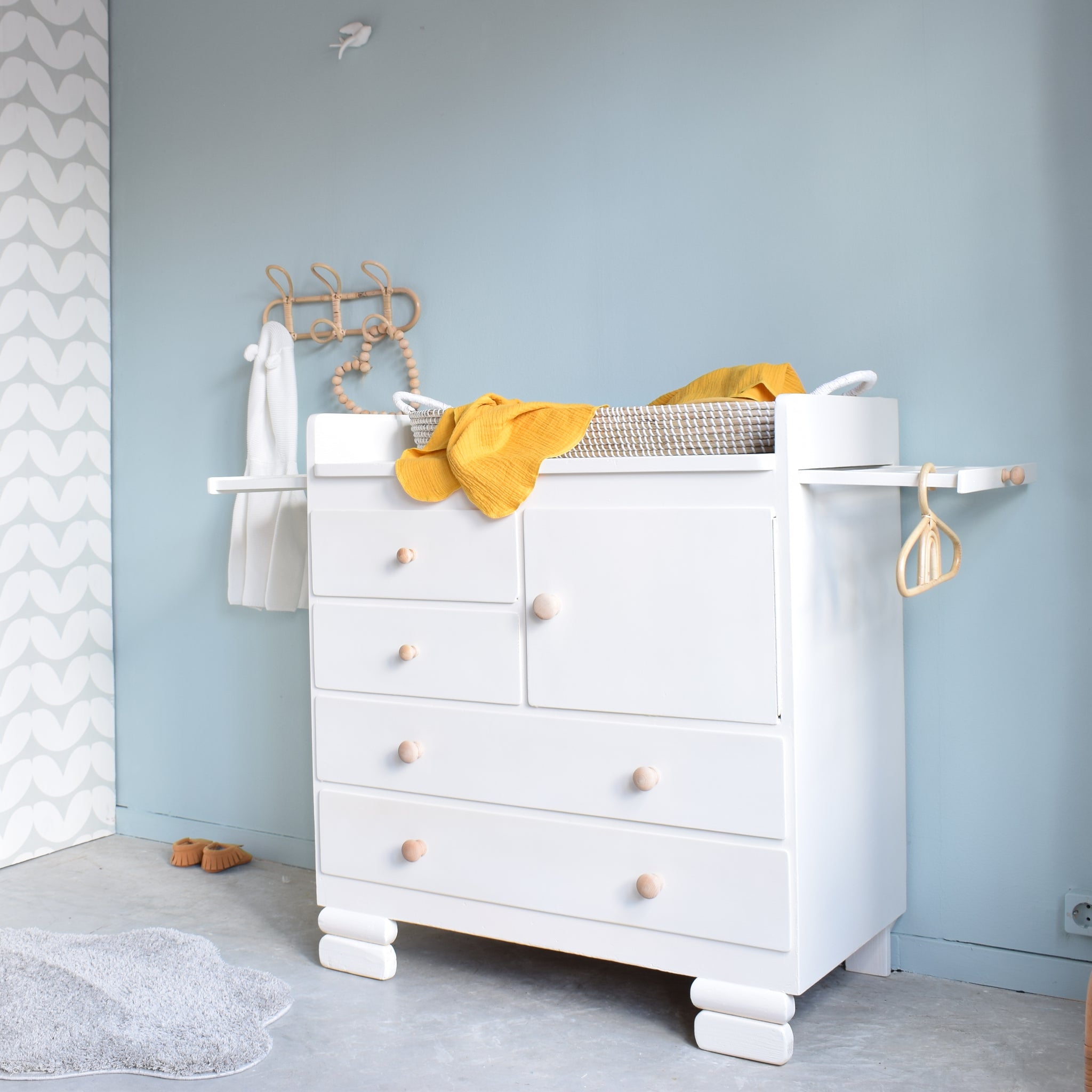 retro-babykamer-commode-wit-oude