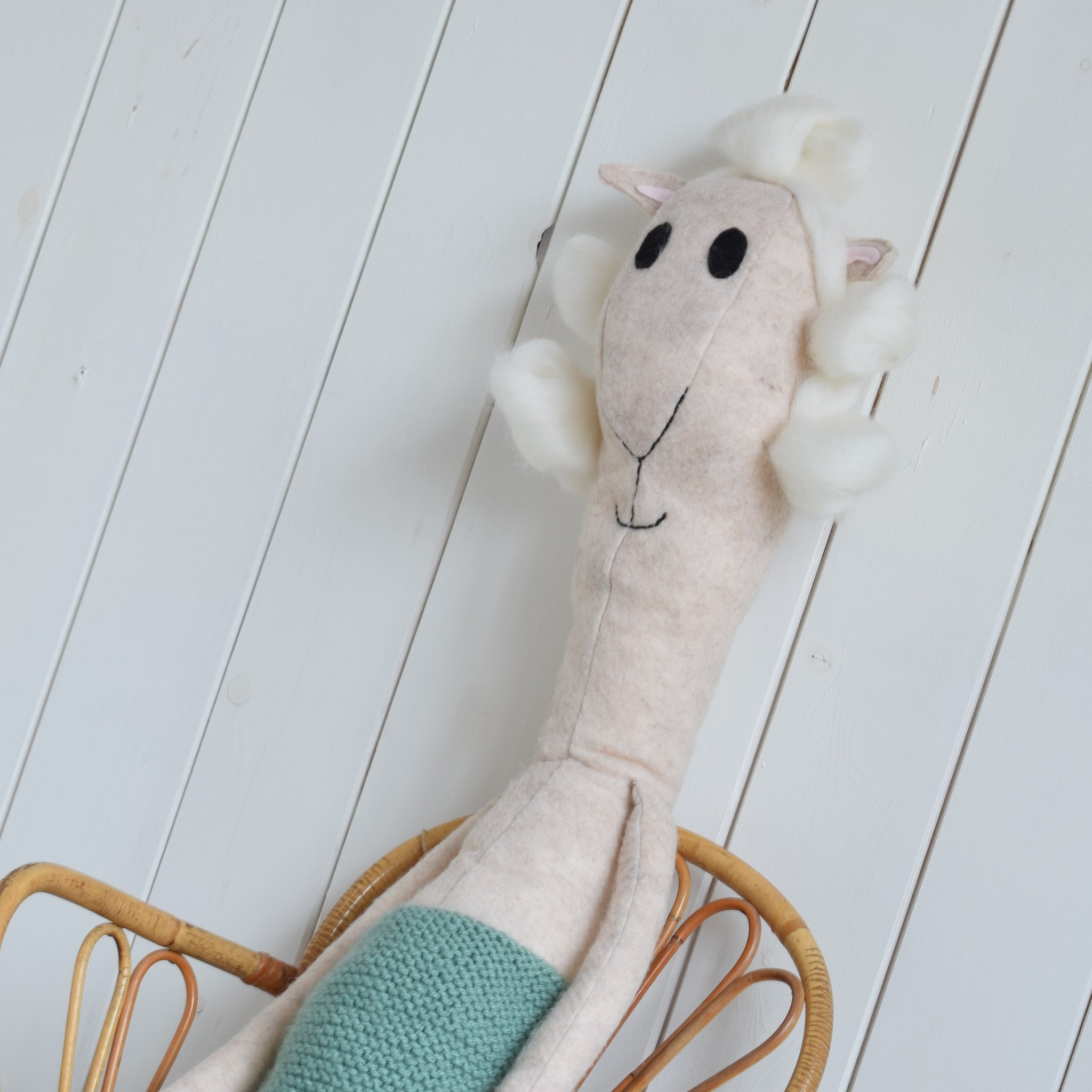 mevrouw-kraai-knuffel-schaap-siem-closeup