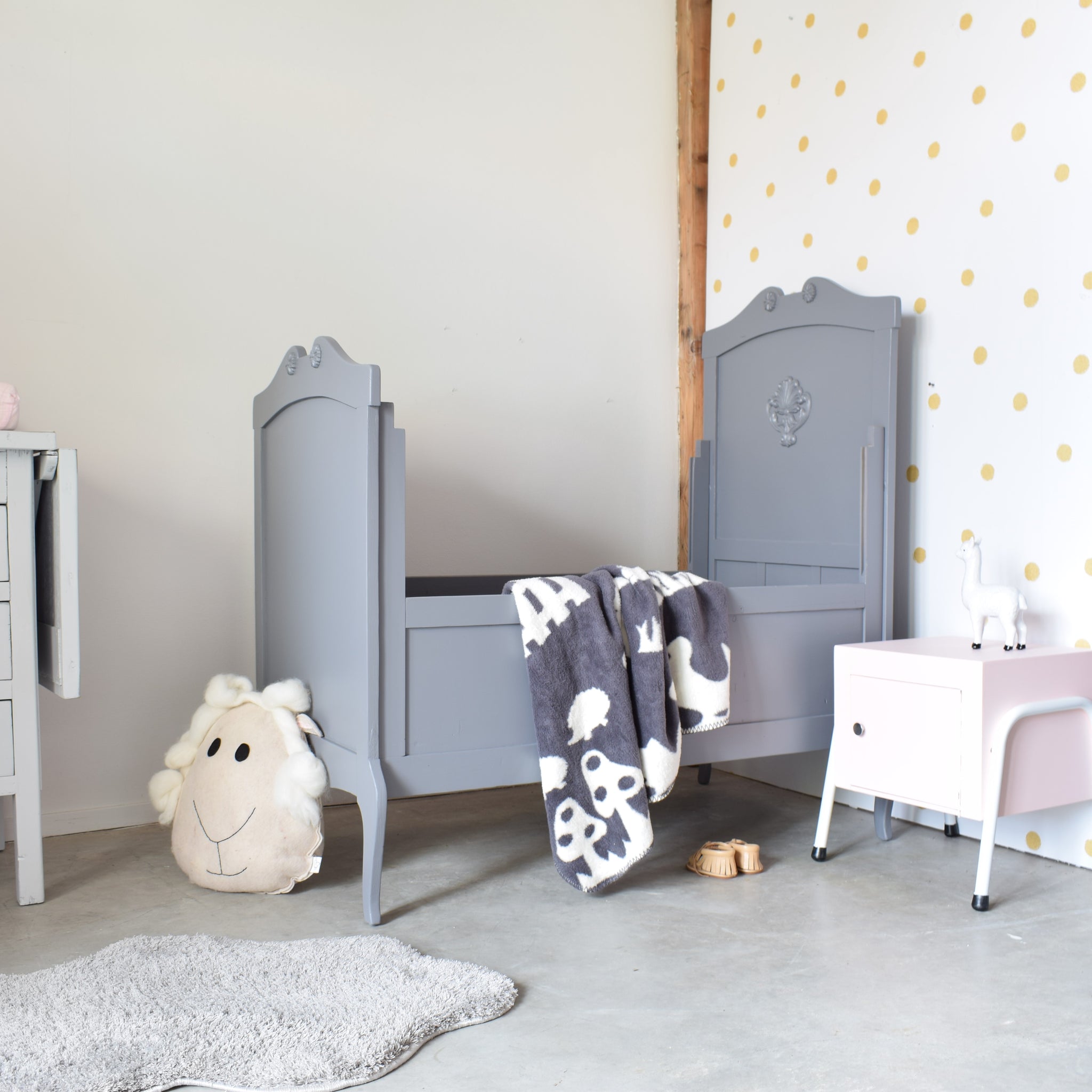 Brocante ledikantje 'Beau' - staalgrijs