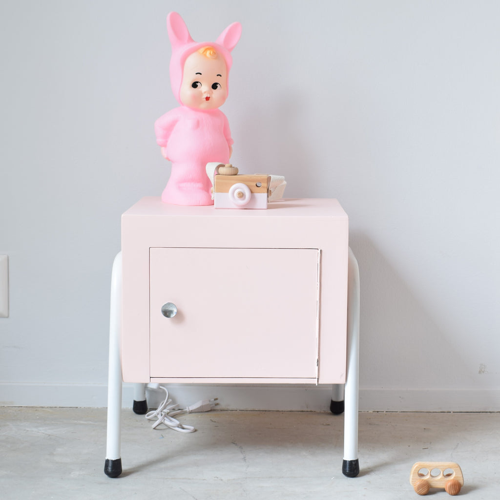 Retro-kastje-nachtkastje-kinderkamer-roze