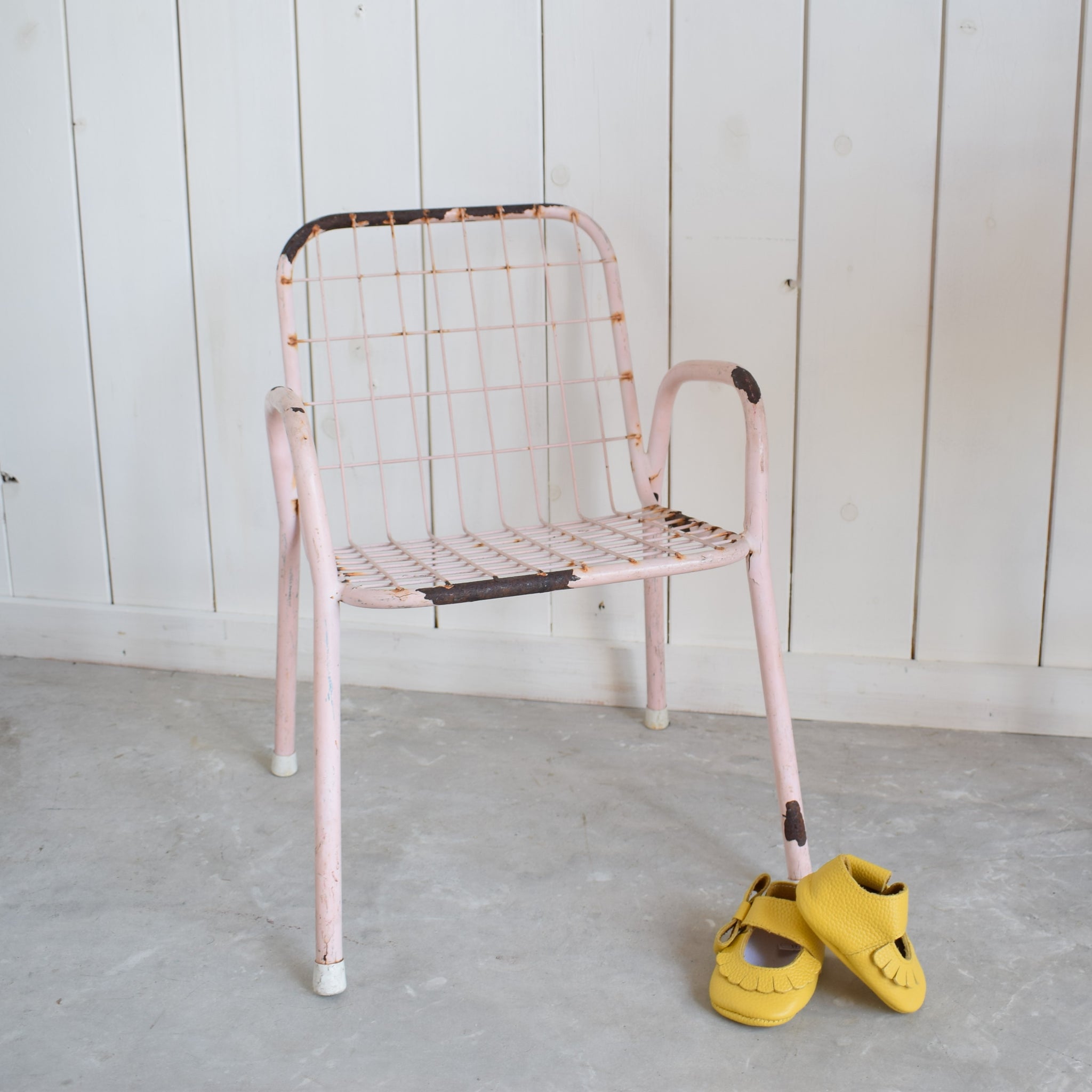 design-kinderstoeltje-roze-metalen-stoeltje