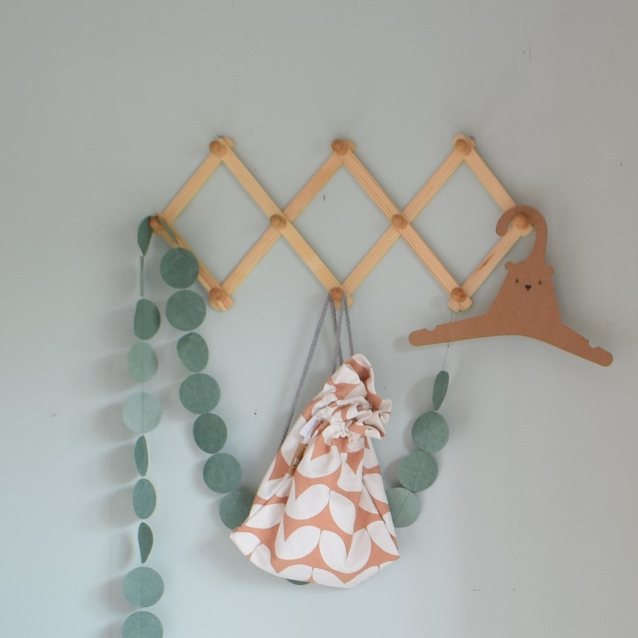 kapstok-houten-harmonica-kinderkamer-decoratie