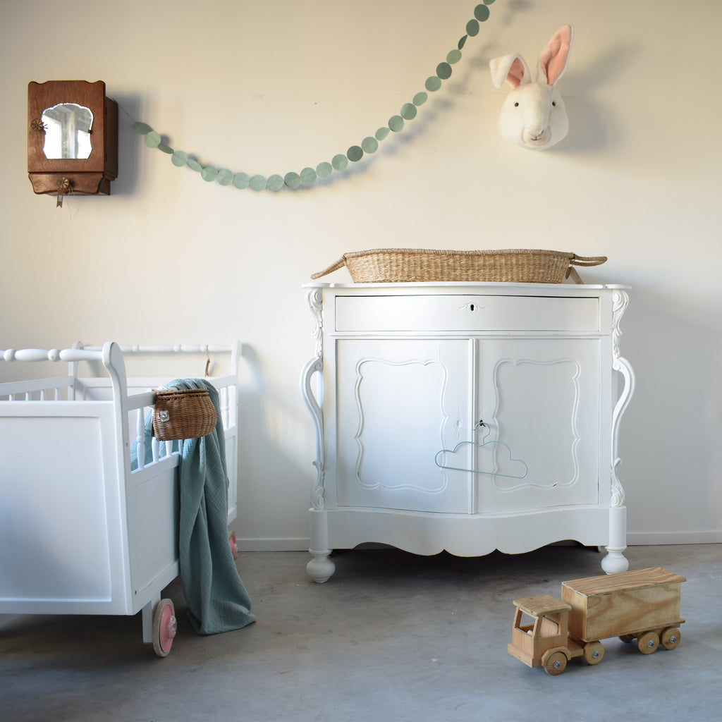 biedermeier-commode-brocante-unieke-babykamer