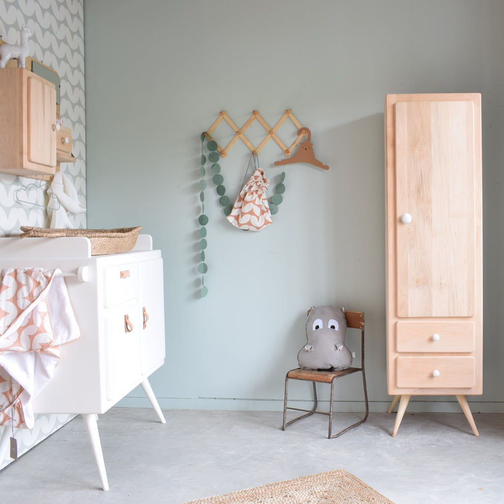 Exclusieve-babykamer-kledingkast-kinderkamer-retro