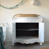 binnenkant-biedermeier-commode-brocante-babykamer