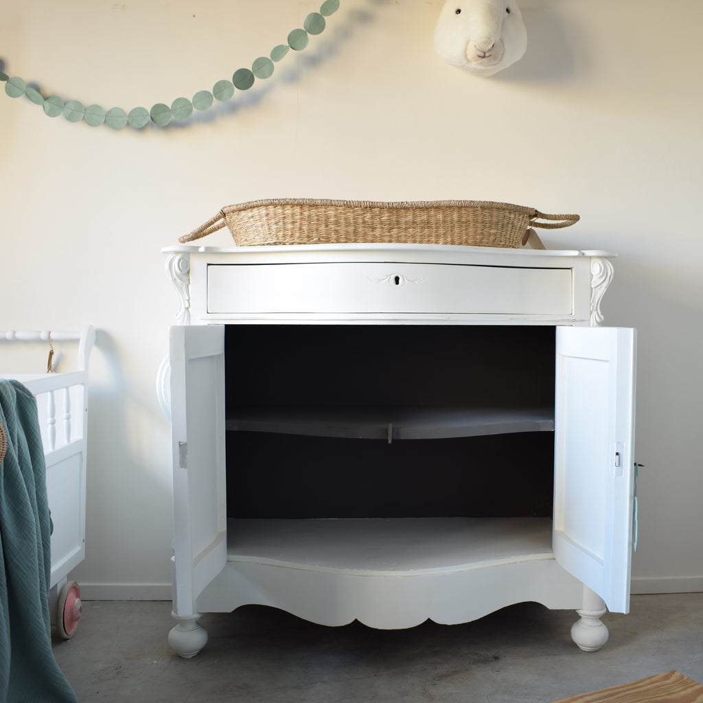 binnenkant-biedermeier-commode-brocante-babykamer
