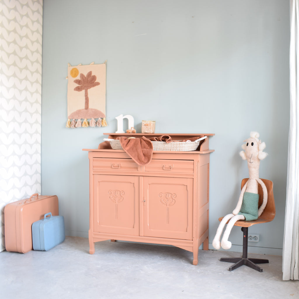 oude-commode-rose-brocante-babykamer