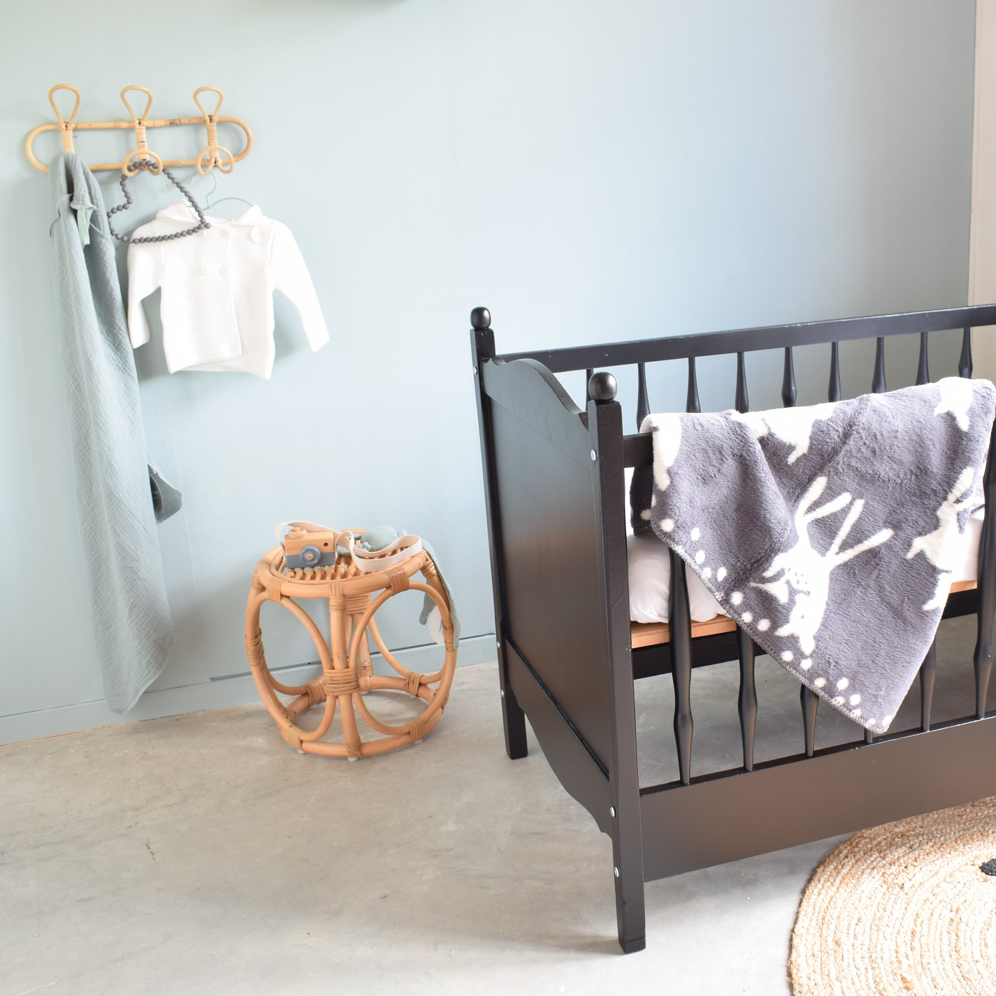babybed-zwart-vintage-brocante-spijlen
