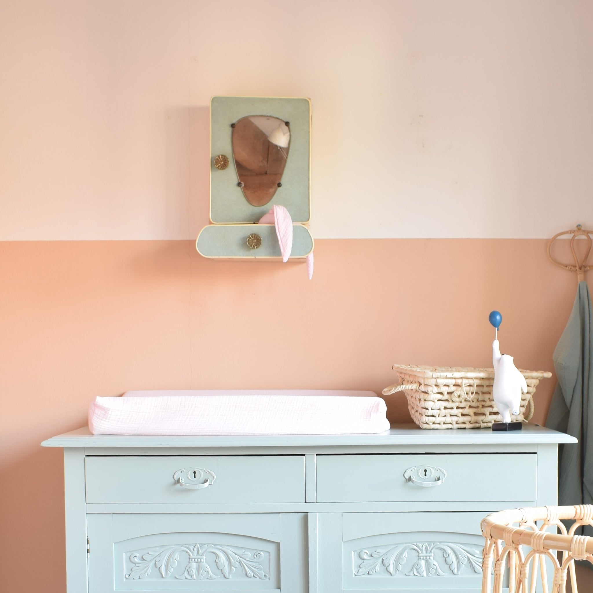 Vintage commode 'Jasmine' - mint