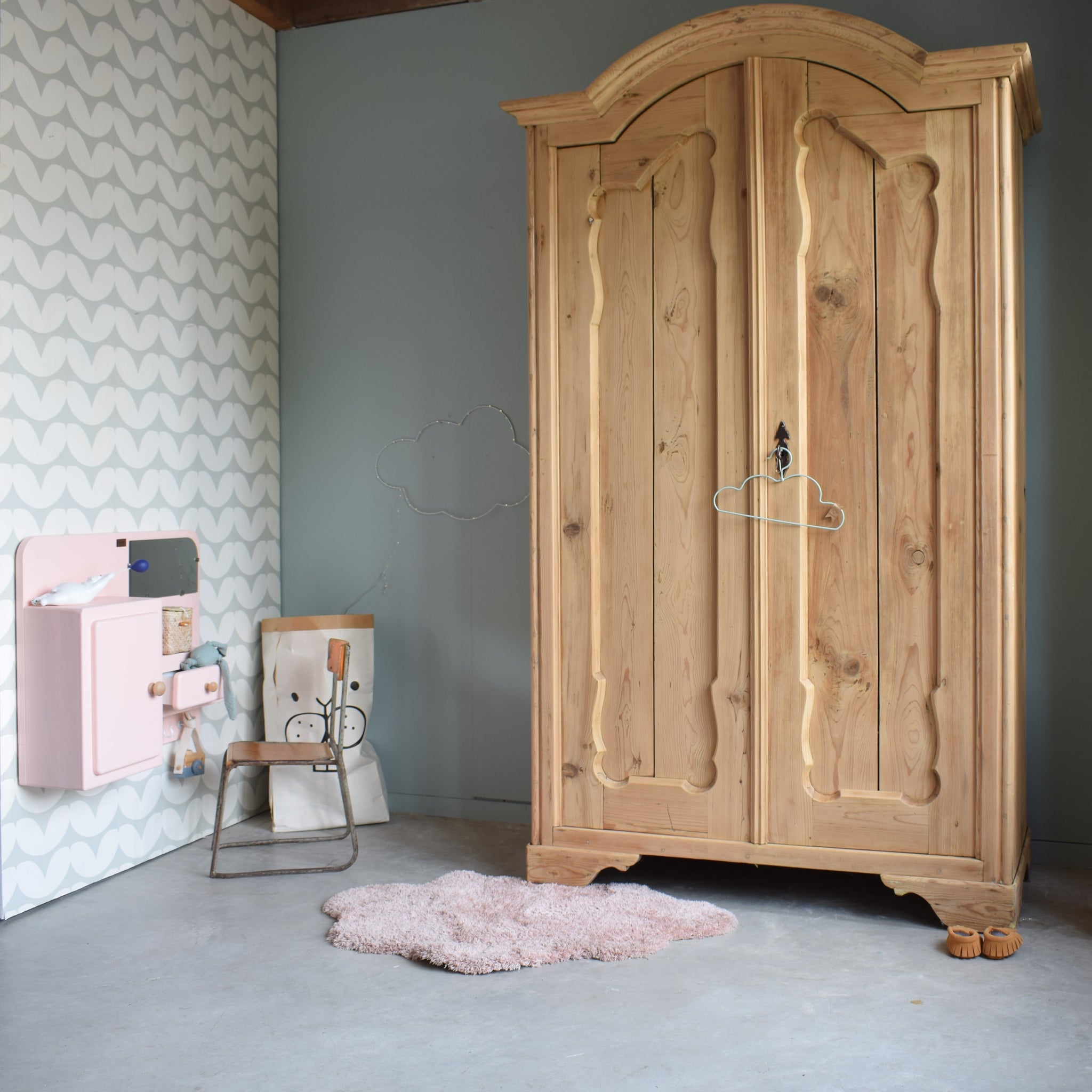 biedermeier-houten-kledingkast-babykamer