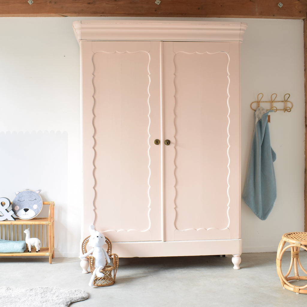 biedermeier-kast-pleun-babykamer-peach