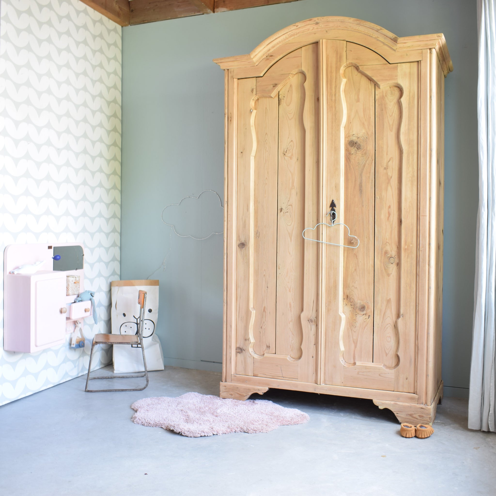 biedermeier-kledingkast-babykamer-grenen