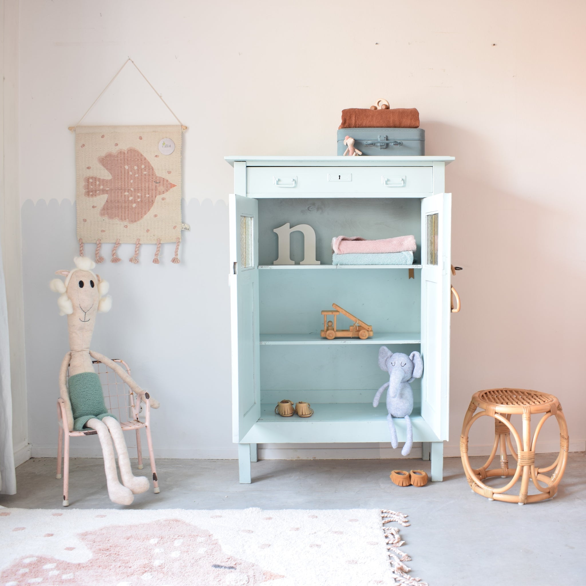 Vintage meidenkast met glas 'Maartje' - Mint