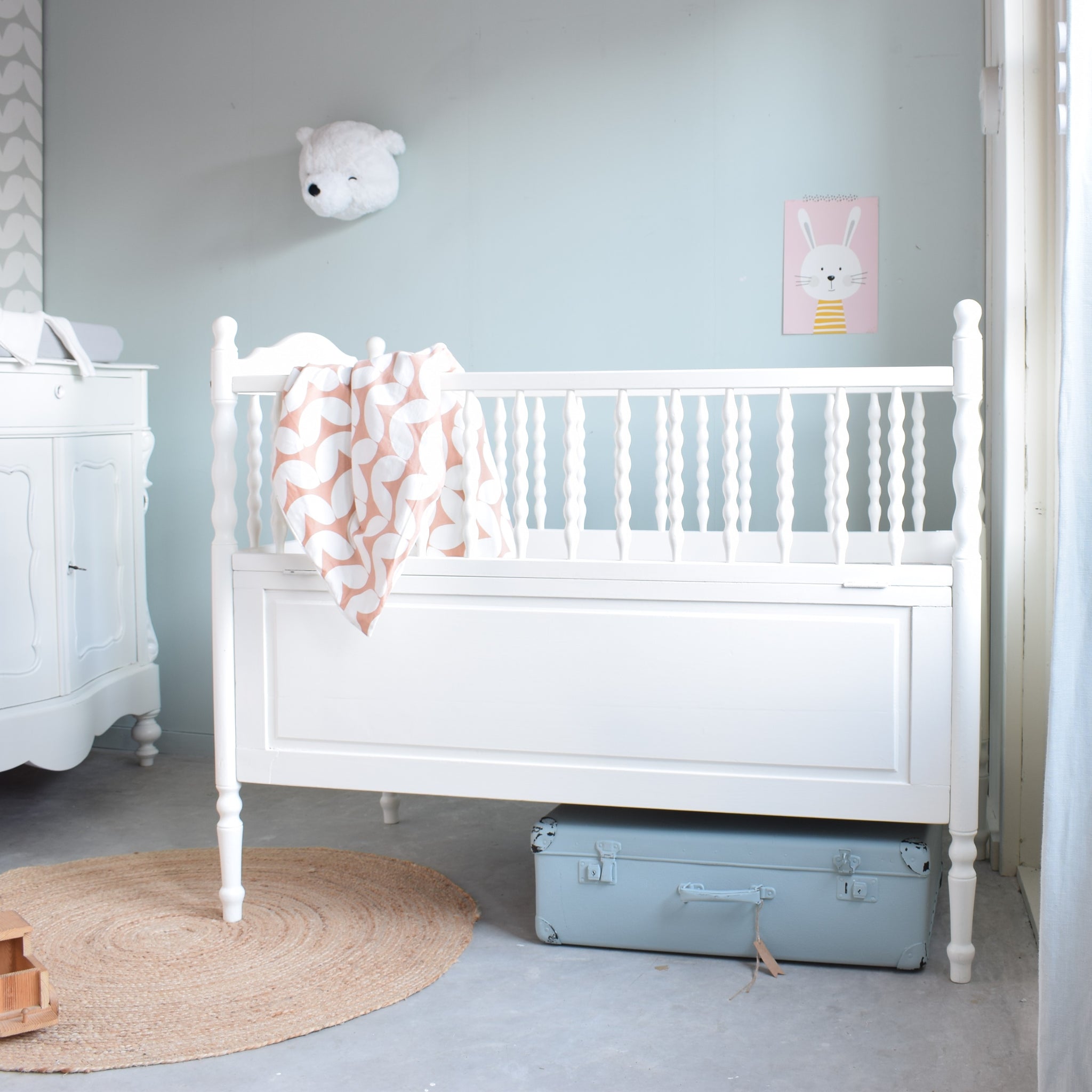 Brocante ledikantje 'Lou' met gedraaide spijlen - White