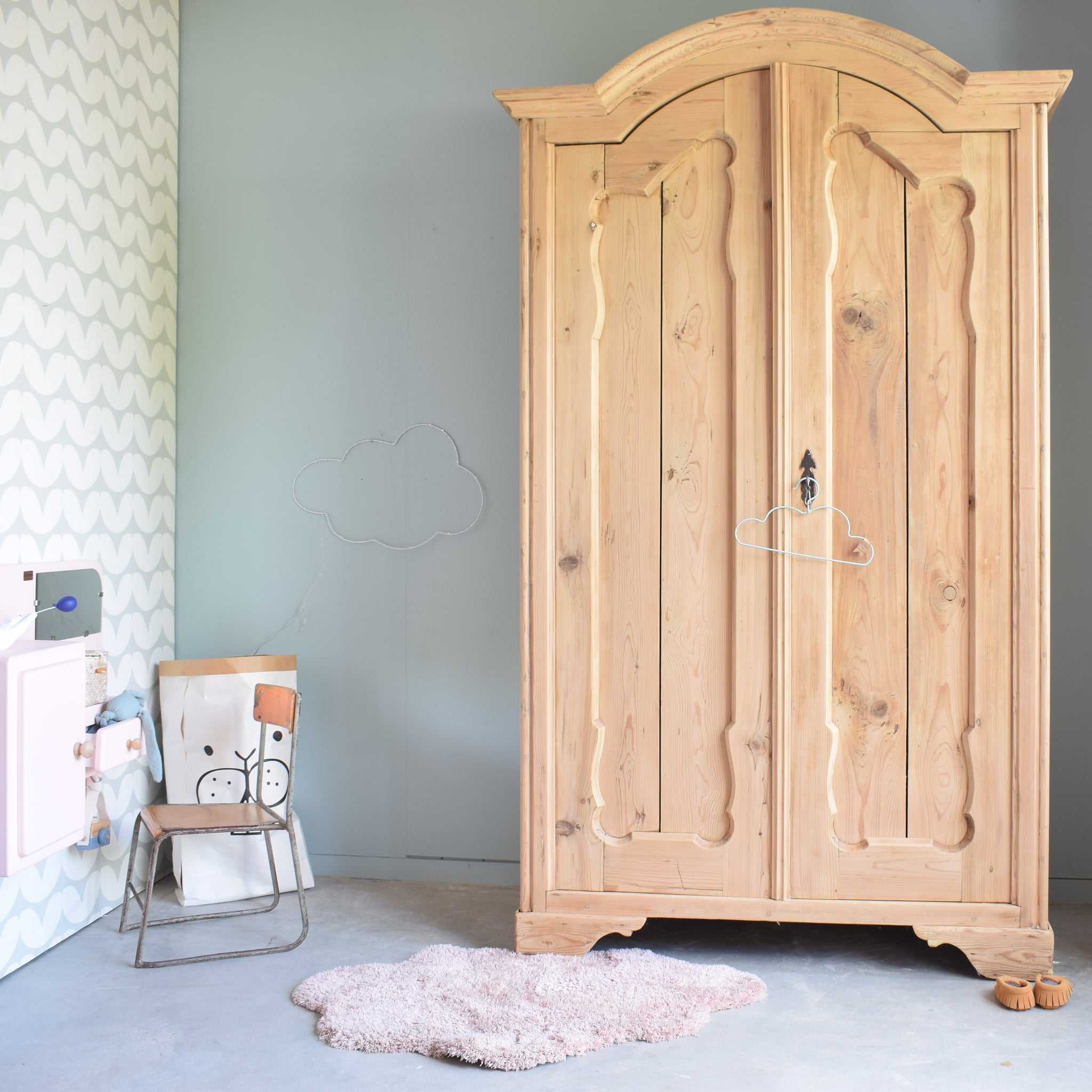 brocante-biedermeier-kledingkast-hout-kinderkamer