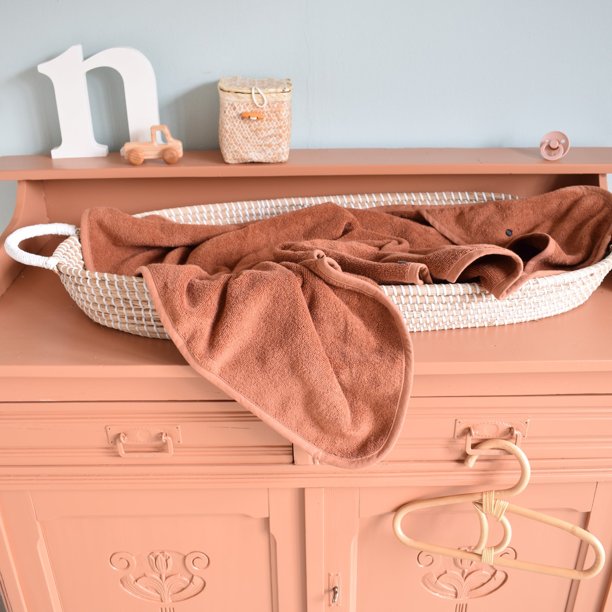 detail-vintage commode-rose-roestbruin