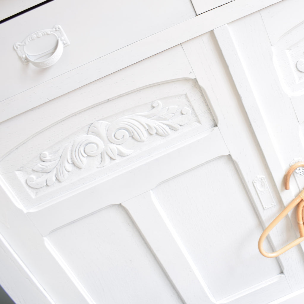 detail-commode-bente-white-houtsnijwerk