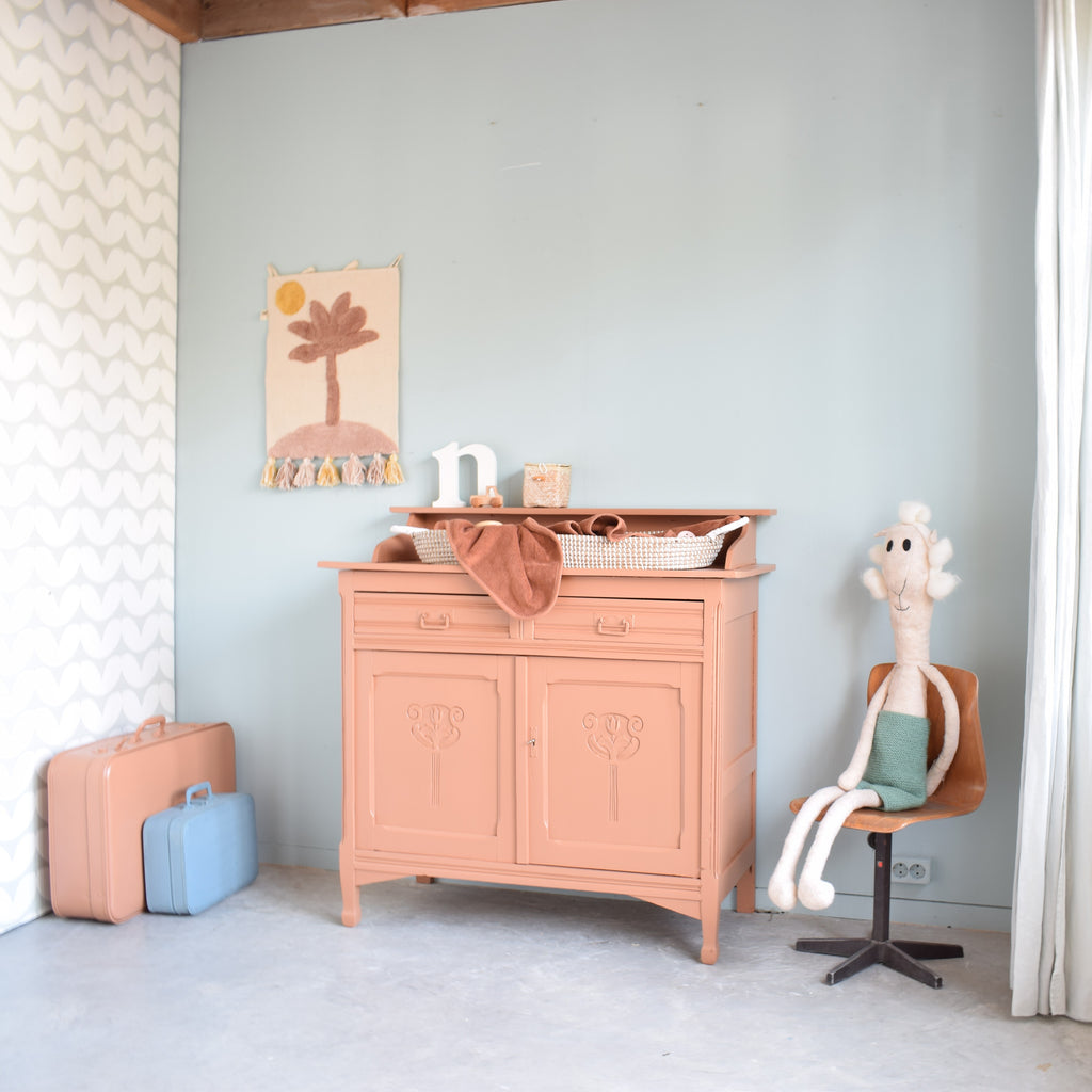 duurzame-babykamer-roestbruin-vintage-commode