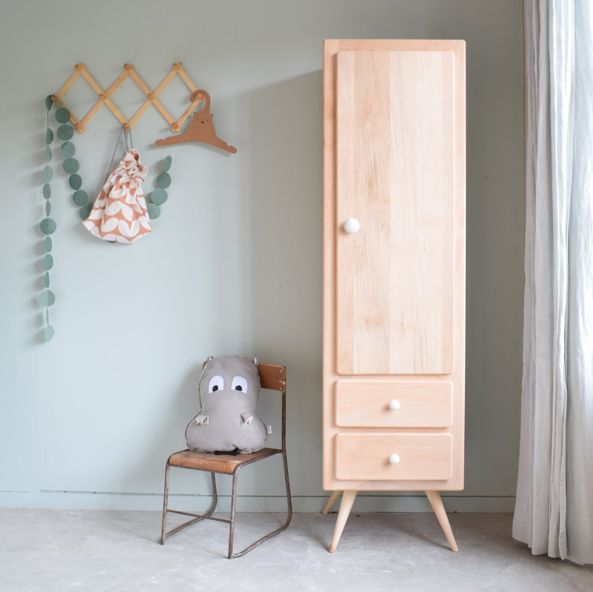 ohsum!-kledingkast-retro-cleo-hout