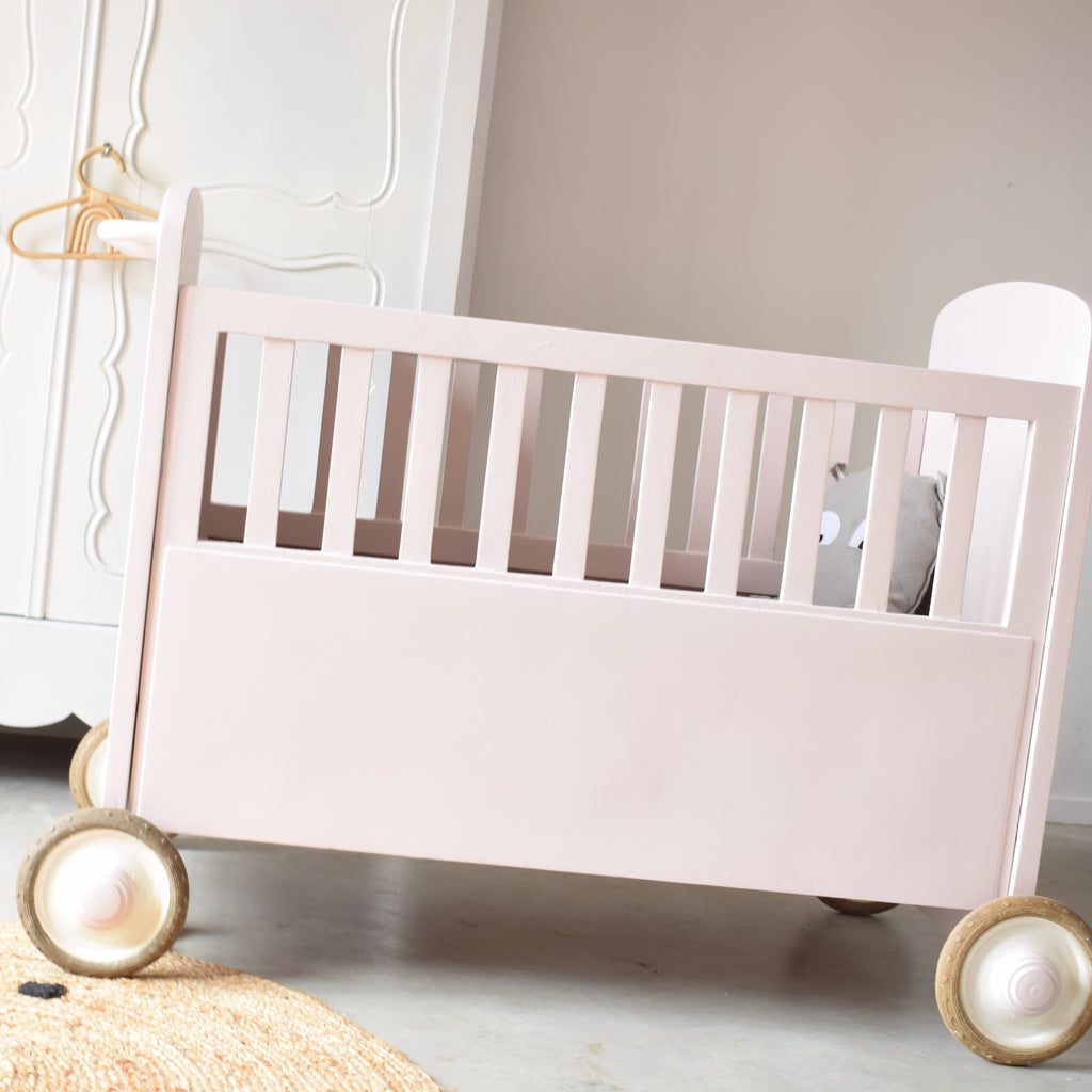 ledikantje-wielen-roze-exclusief-babykamer