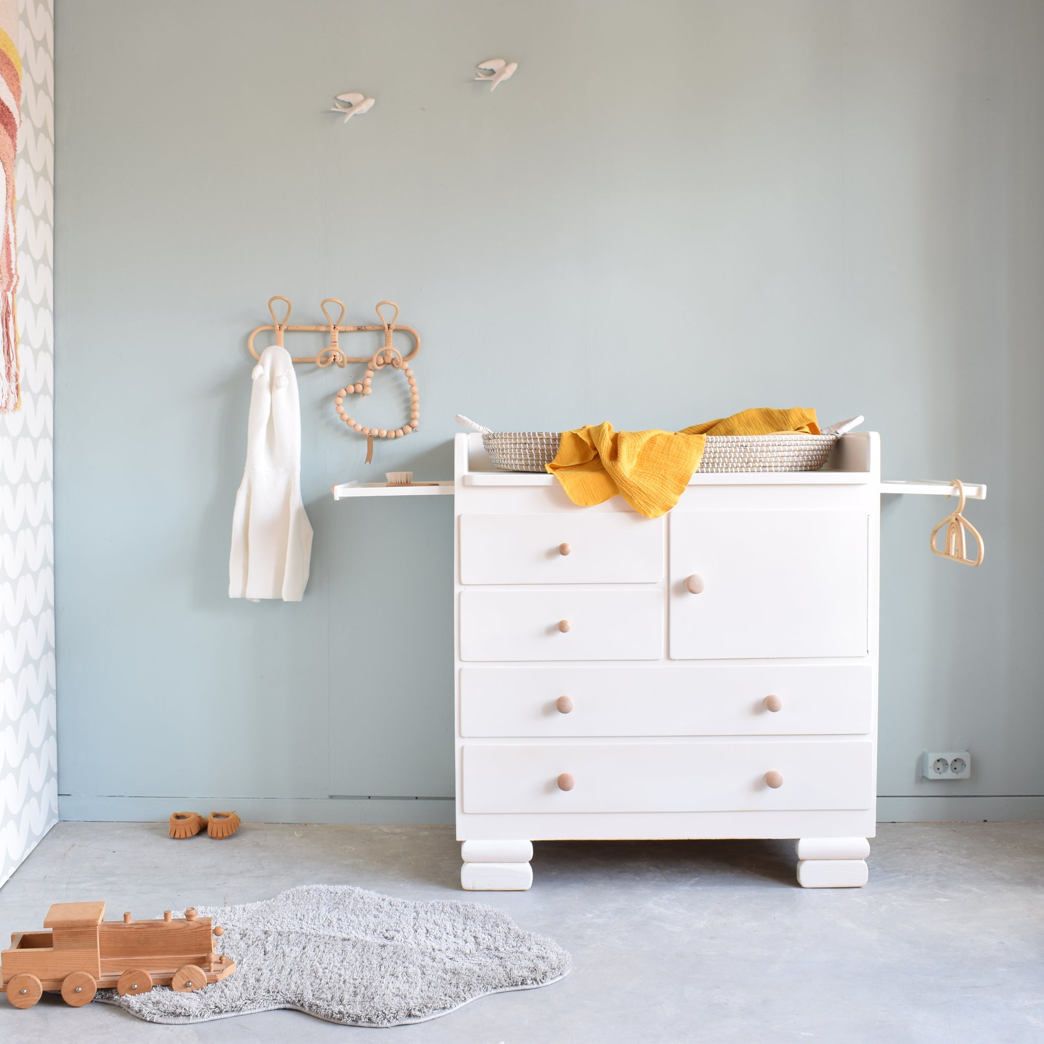 retro-commode-wit-babykamer-vintage