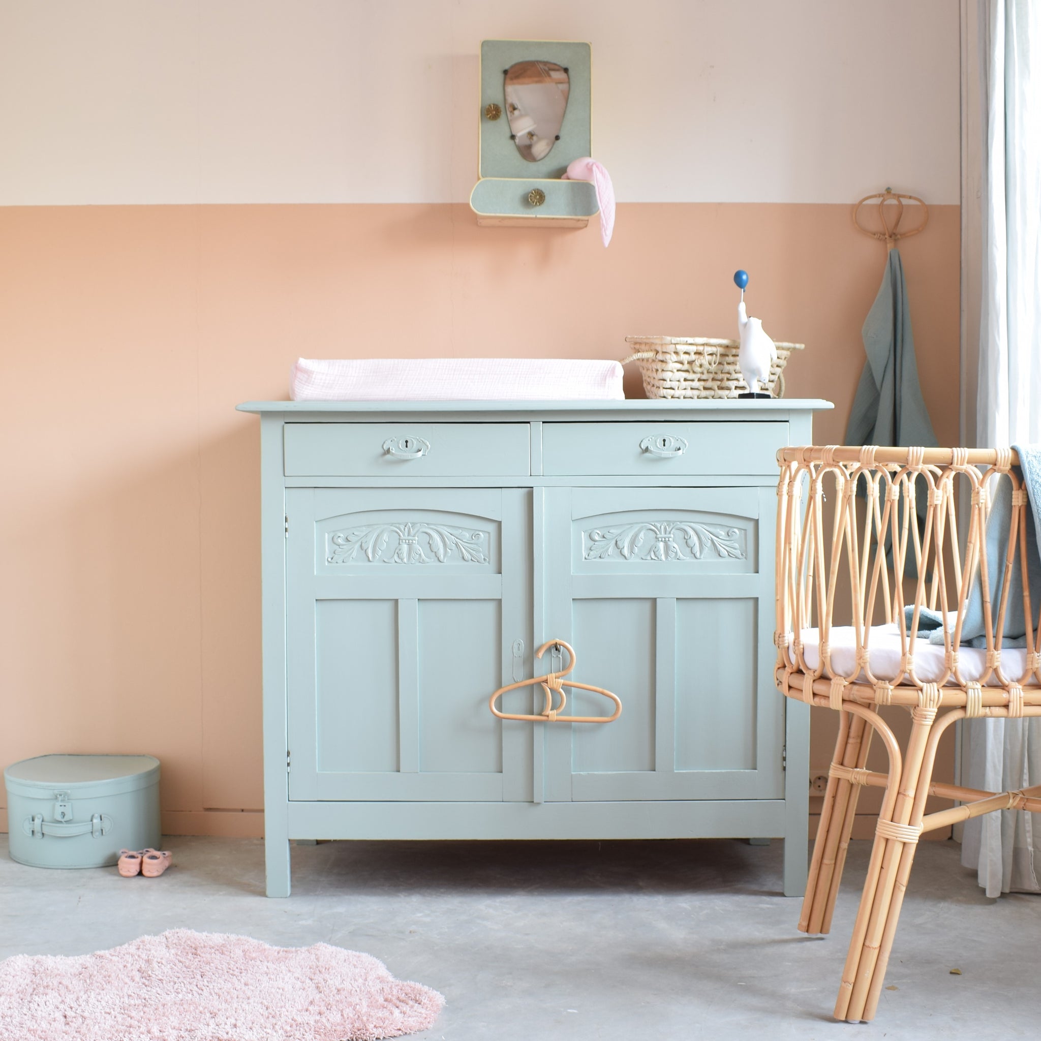 babykamer-commode-wandkastje-accessoires