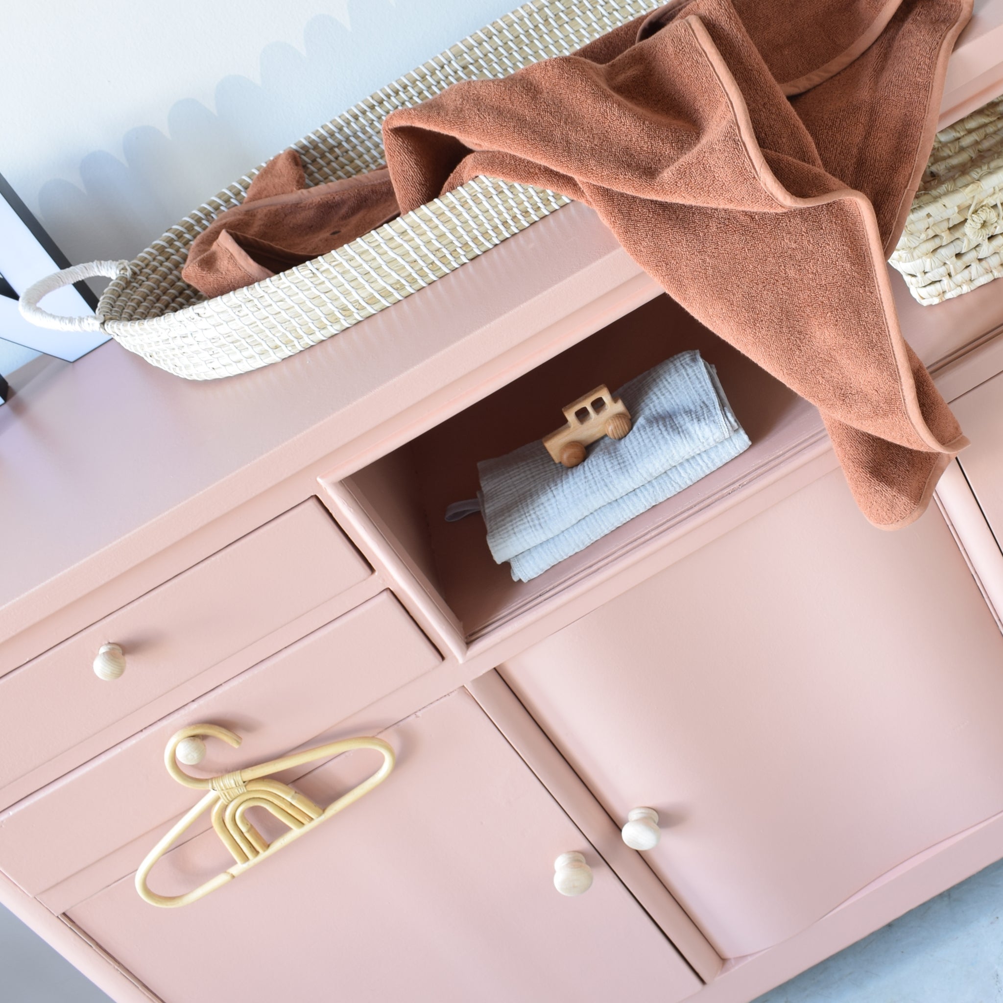 vintage-commode-detail