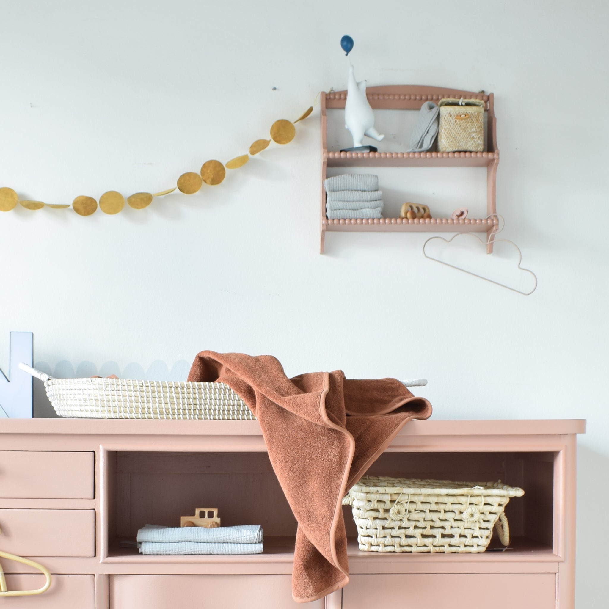 babykamer-inspiratie-wandkastje-commode-vintage
