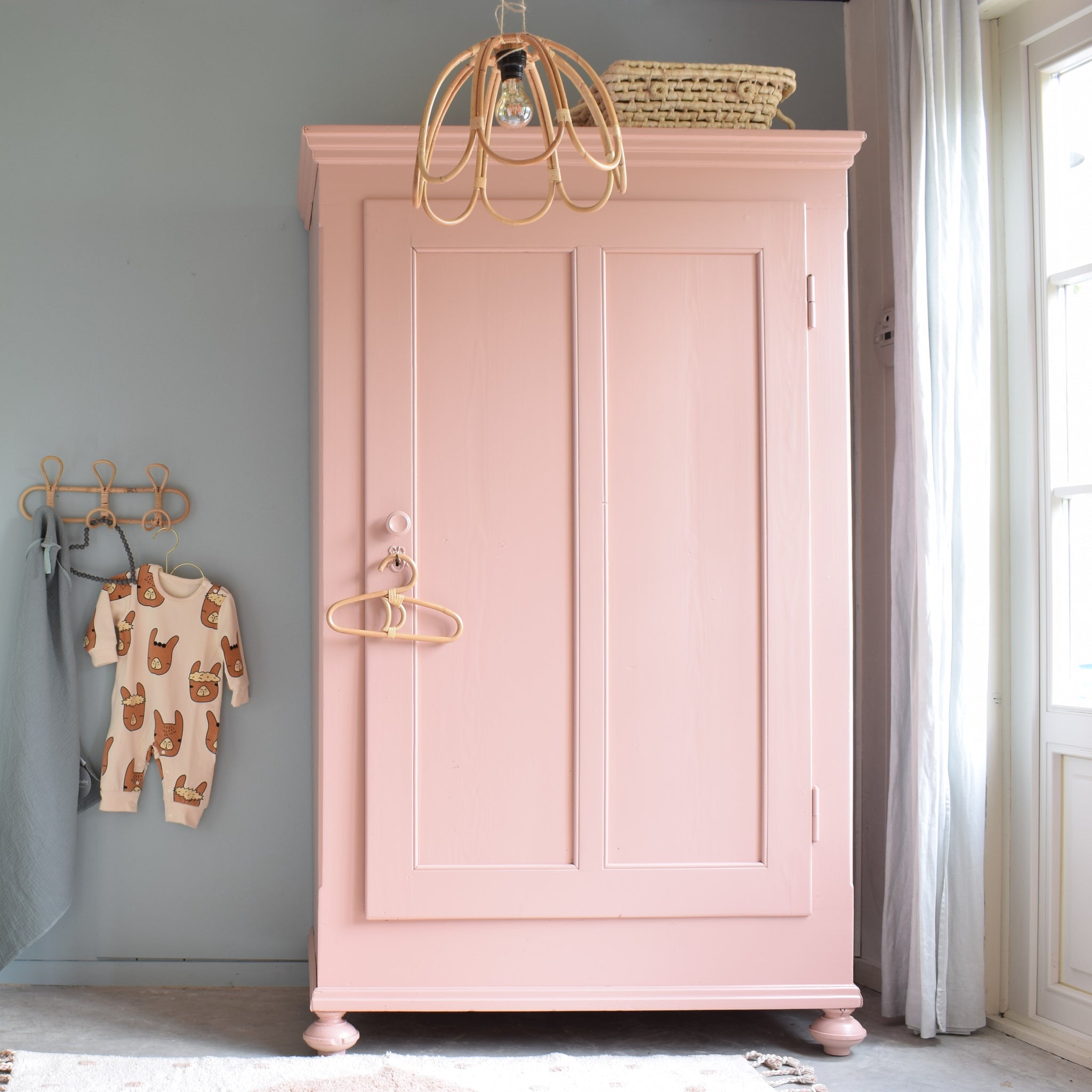 kledingkast-vintage-babykamer-kinderkamer-kast
