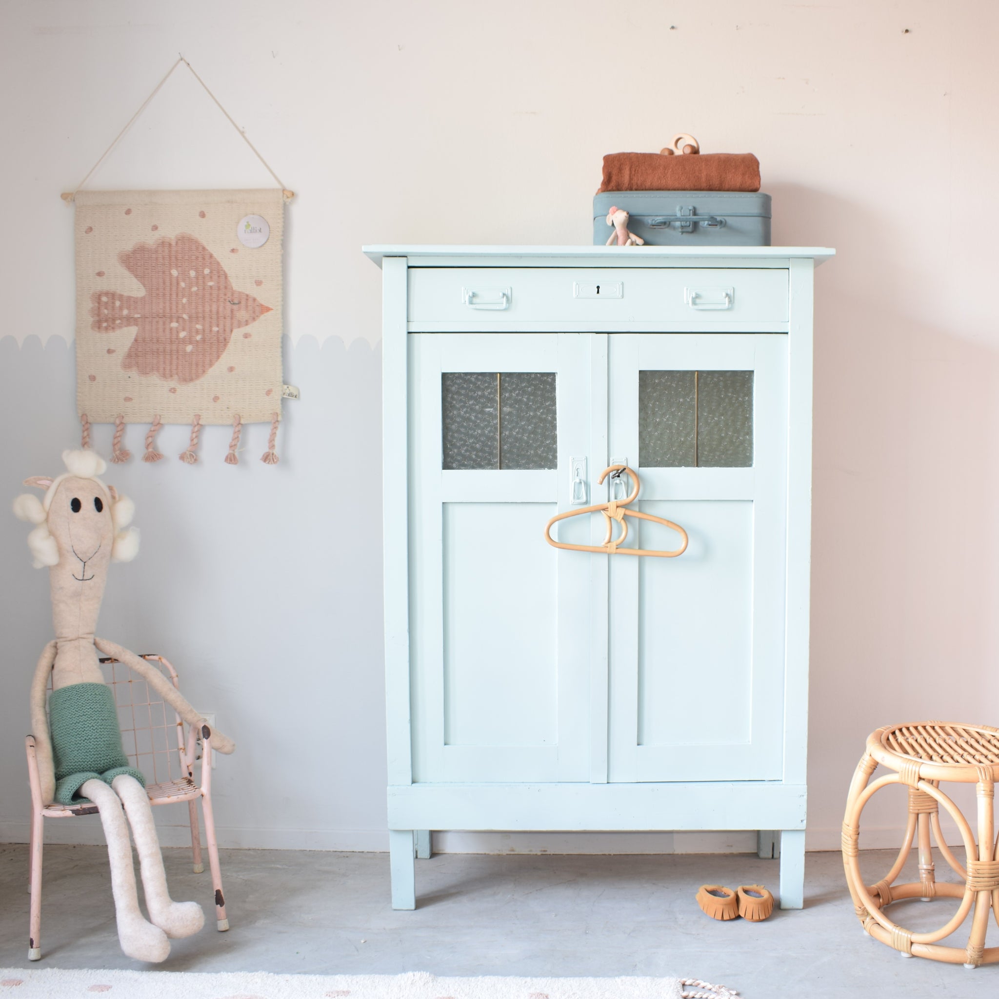 vintage-kledingkast-mint-maartje-kinderkamer