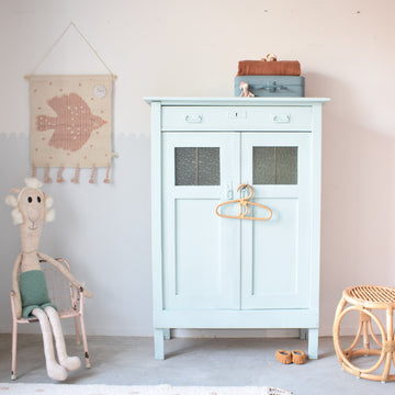 vintage-kledingkast-mint-maartje-kinderkamer