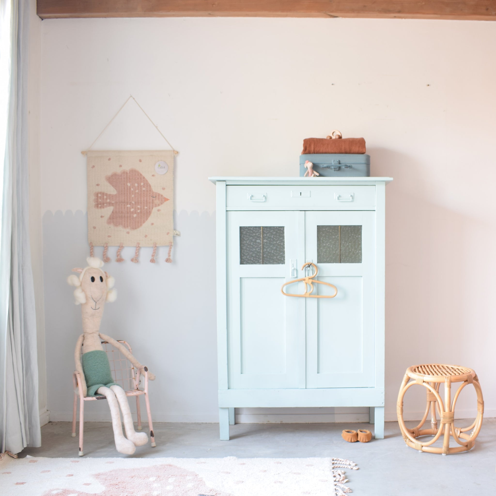 Vintage meidenkast met glas 'Maartje' - Mint