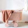 vintage-babykamer-wieg-rieten